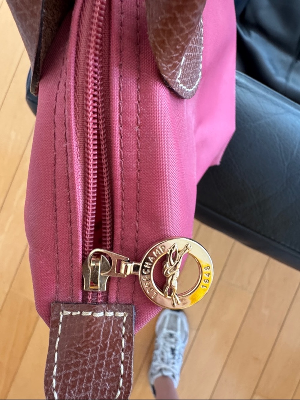 Longchamp small tote in raspberry with brown trim - Picture 3 of 6